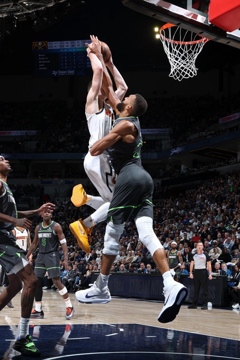 太阳3人20+送国王4连败：杜兰特22+6布克22+13 小萨复出三双.