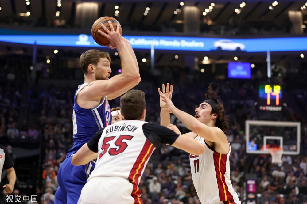 太阳3人20+送国王4连败：杜兰特22+6布克22+13 小萨复出三双.